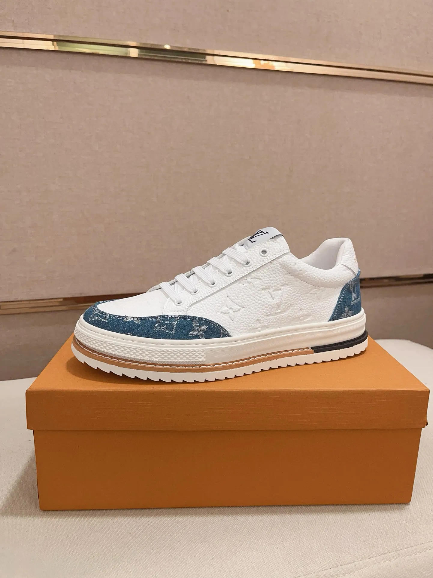 Men's shoes💰 400💰Louis Vuitton (Louis Vuitton/LV) top 🔍🔍 new models are on sale at the same time, the upper 🇮🇹 imported first-layer cowhide from Italy, fully imported sheepskin lining 💪💪, completely 1⃣️ to 1 ⃣️Re-engraved🇮🇹💪💪, ⚠Sole: The original sole is specially provided by the original factory, the exclusive movable molded sole is super comfortable, ⚠The original factory follows the order, 🔍🔍high quality, you can enter and exit the counter at will, welcome to compare⚠. Code number: 38-44. Can be customized for 45 non-refundable!